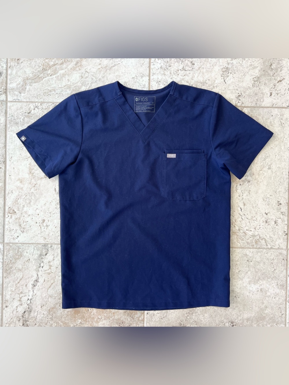 FIGS Men's Leon Three-Pocket Short Sleeve Scrub Top in Navy Blue, size Medium